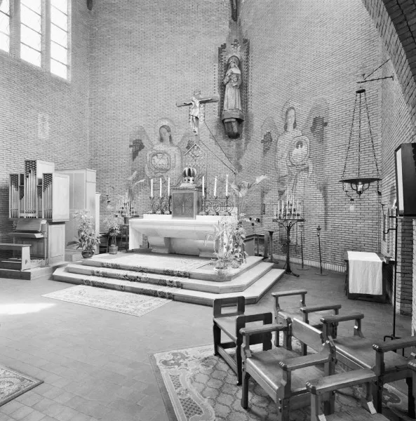 Afbeelding uit: april 1995. Het altaar, ook door Kropholler ontworpen.