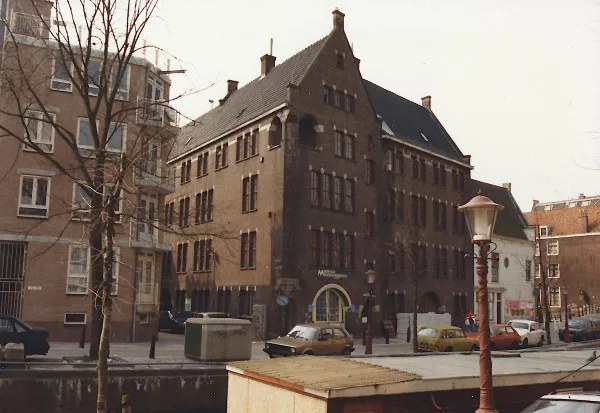 Afbeelding uit: circa 1986. Raamgracht hoek Verversstraat vóór de verbouwing.