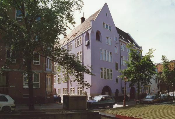 Afbeelding uit: circa 1990. Raamgracht hoek Verversstraat, nog in het lila.