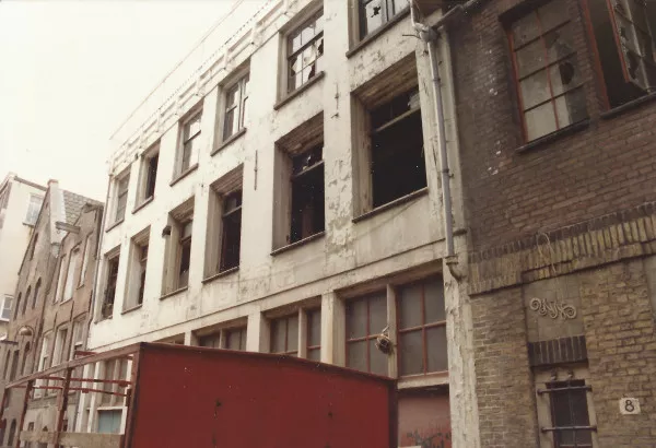 Afbeelding uit: 1987. Verversstraat, de oude nummers 10-14 tijdens de renovatie.