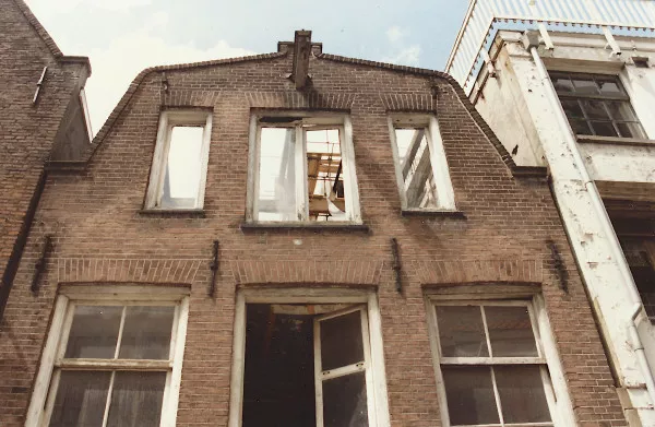 Afbeelding uit: 1987. Verversstraat, de oude geveltop van het pand achter Groenburgwal 15.