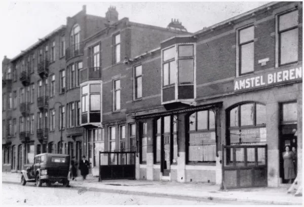 Afbeelding uit: circa 1935. Het rechterdeel van het oorspronkelijke rijtje. Geheel rechts het oorspronkelijke café De Kleine Kroon.
Bron afbeelding: SAA, bestand OSIM00004003932.