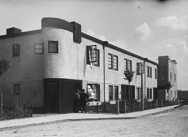 Afbeelding uit: augustus 1926. Door Greve ontworpen huizen in de Oogstraat (afgebroken).