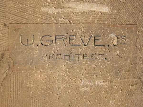 Afbeelding uit: april 2014. De naam van Greve op een door hem ontworpen gebouw in de Haagse Van Beverningkstraat. Collectie Haags Gemeentearchief.