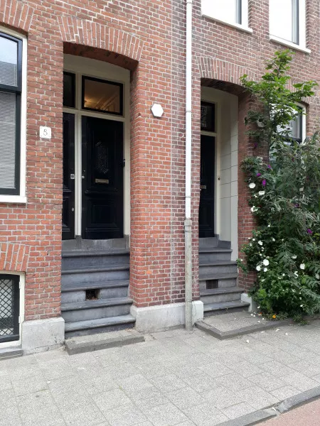 Afbeelding uit: augustus 2020. Portieken, Marnixstraat.