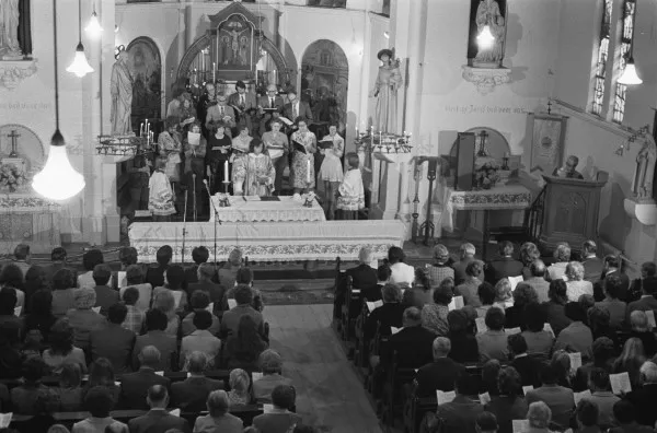 Afbeelding uit: juli 1973. De laatste mis in de kerk, 22 juli 1973, geleid door pastoor Van Dijk.