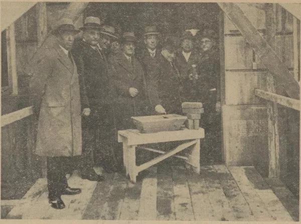 Afbeelding uit: december 1932. Willem Vogt, met troffel en oorkonde, legt de eerste steen. De man links is wellicht architect Warners. De foto verscheen in de Provinciale Drentsche en Asser Courant.