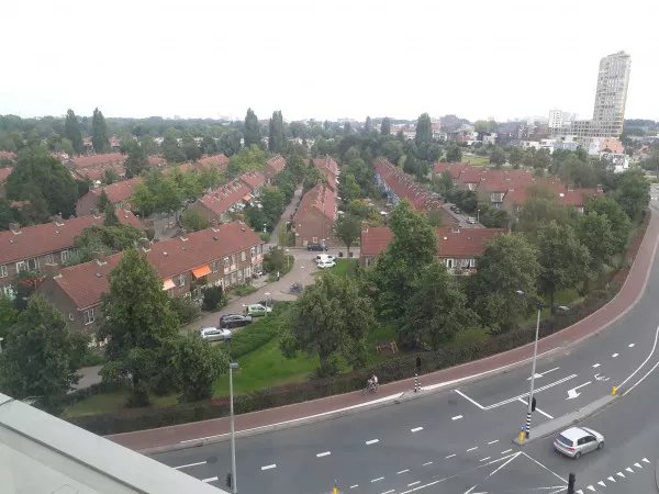 Afbeelding uit: augustus 2020. Westelijke en zuidwestelijke deel van de buurt, gezien vanuit het hotel Meininger.