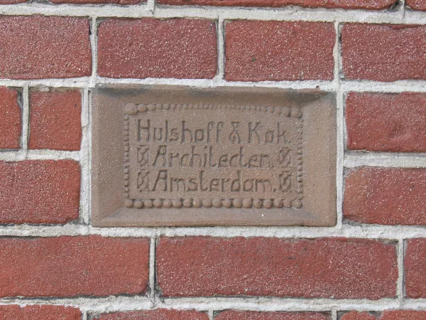 Afbeelding uit: augustus 2020. Naamsteentje in de muur van Pieter de Hoochstraat 2.