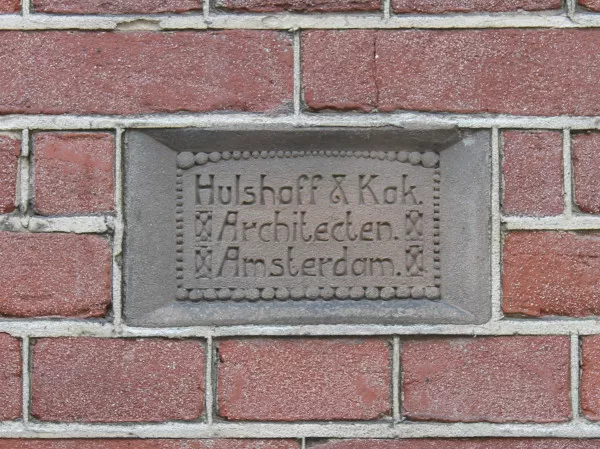 Afbeelding uit: augustus 2020. Naamsteentje in de gevel van Pieter de Hoochstraat 8.