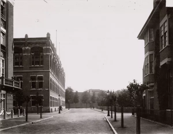 Afbeelding uit: circa 1915. De Teniersstraat gezien naar de Hobbemakade, met midden-links de telefooncentrale.
Bron afbeelding: SAA, bestand 010012000697.