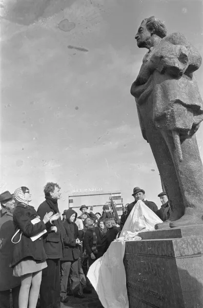 Afbeelding uit: maart 1967. De onthulling, door achterkleinkinderen van Wibaut. Op de achtergrond het Paroolgebouw aan de Wibautstraat.