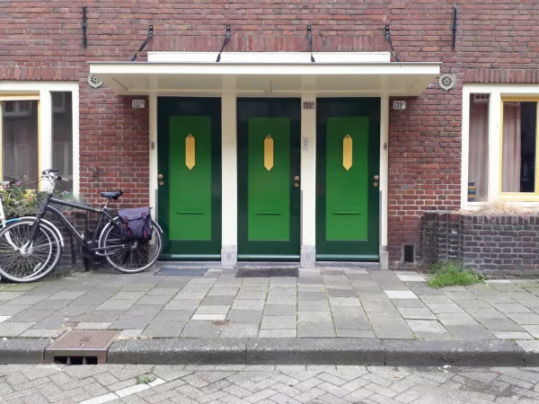 Afbeelding uit: augustus 2020. Transvaalstraat, met luifel en met de deuren teruggebracht in de oude kleurstelling.
