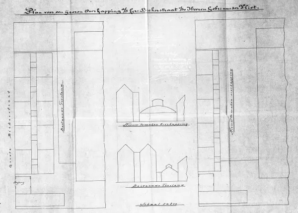 Afbeelding uit: 1902. Op deze situatietekening is te zien dat er oorspronkelijk (links) twee rijen huizen achter elkaar waren. De achterste rij werd afgebroken (rechts).
Bron afbeelding: SAA, bestand 5221BT904086.