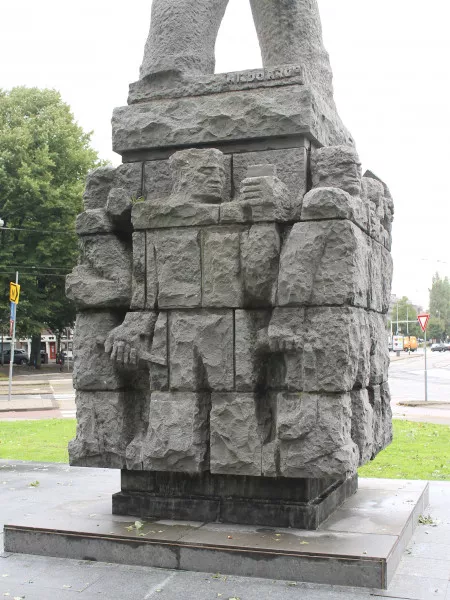 Afbeelding uit: augustus 2020. De sokkel van het standbeeld van H.P. Berlage op het Victorieplein, gereed 1966. Met de naam van de beeldhouwer op het voetstuk.