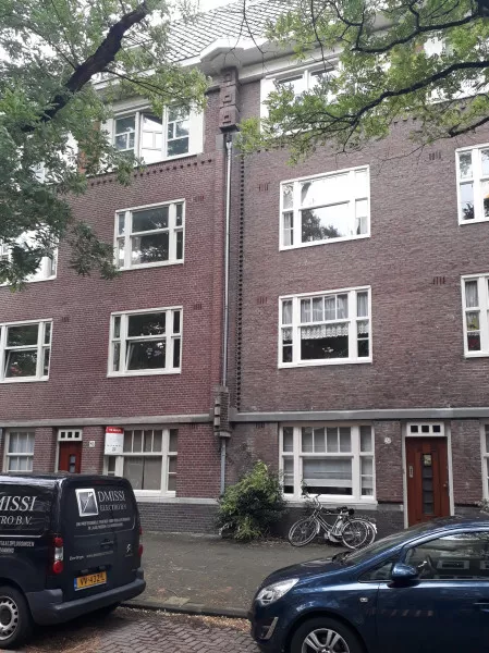 Afbeelding uit: augustus 2020. De grens tussen de twee blokjes, tussen de nummers 43 en 45. De te huur staande woning links (80 m², drie kamers, tuin) werd gemeubileerd te huur aangeboden voor € 2200 per maand.