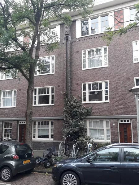 Afbeelding uit: augustus 2020. Terracotta panelen tussen de raampartijen op de derde verdieping.