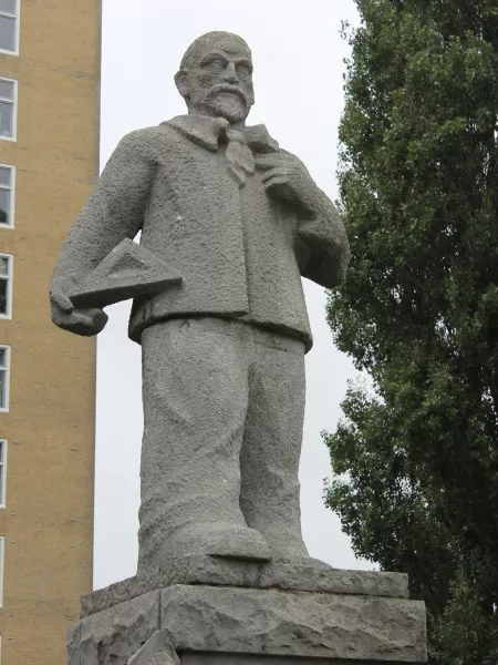 Afbeelding uit: augustus 2020. Op het Victorieplein, een centraal punt in Berlages Plan-Zuid, staat dit standbeeld van de bouwmeester. Het werd gemaakt door Hildo Krop en was gereed in 1966.