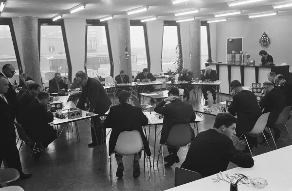 Afbeelding uit: december 1963. Potje simultaanschaken met voormalig wereldkampioen Botwinnik, in de kantine van het lagere gebouw.