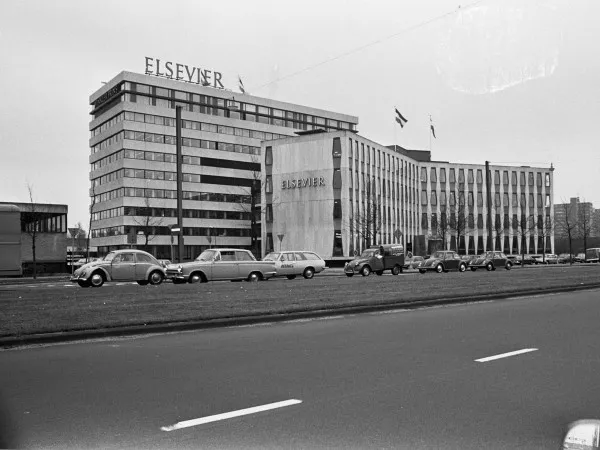 Afbeelding uit: mei 1973. Foto gemaakt op de dag van de officiële opening van het hoge gebouw.