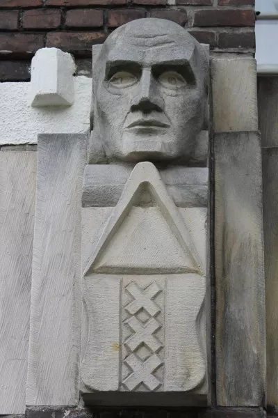 Afbeelding uit: augustus 2020. A.R. Hulshoff (1880-1953), stadsarchitect, verbonden aan Publieke Werken. Uitgebeeld met een passer, attribuut van architecten, en het stadswapen.