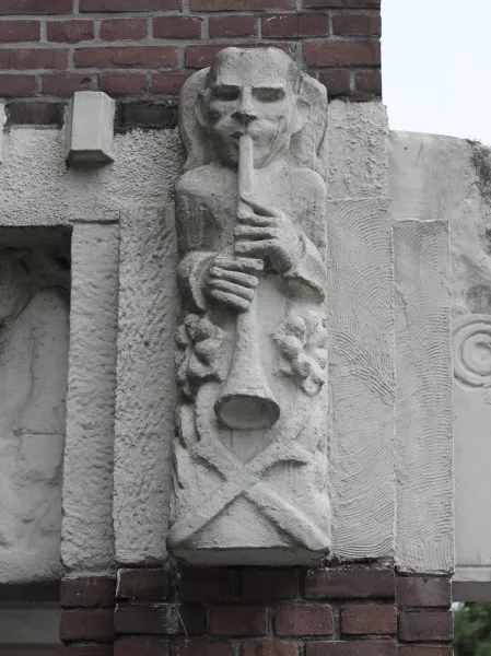 Afbeelding uit: augustus 2020. Fluitist. De mythologische godin Minerva zou de uitvinder zijn van de fluit.