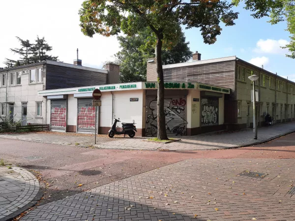 Afbeelding uit: september 2020. De winkel op de hoek Hugo de Vrieslaan - Kapteynstraat.