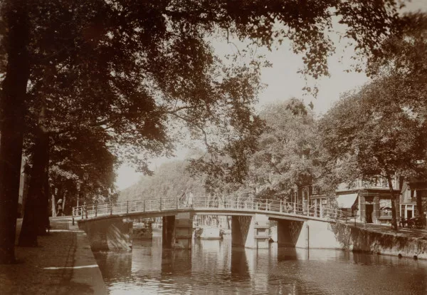 Afbeelding uit: juli 1910. De voorganger van de huidige brug, een stuk hoger.
Bron afbeelding: SAA, bestand HDAB00004000027_001.