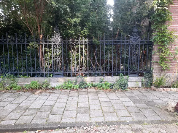 Afbeelding uit: september 2020. Een deel van het hek langs de tuin tussen het koetshuis en de villa.