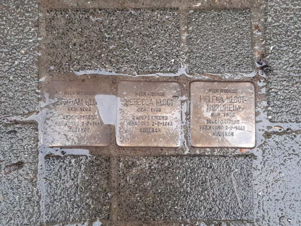 Afbeelding uit: oktober 2020. Stolpersteine ter nagedachtenis van Abraham Kloot (1902), zijn vrouw Helena Kloot-Nordheim (1903) en hun dochter Rebecca Kloot (1933), die 2-hoog op nummer 40 woonden en in 1943 in Sobibor werden vermoord.
