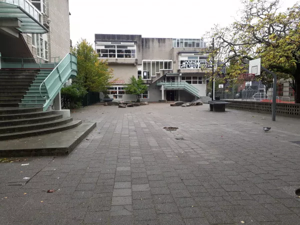 Afbeelding uit: oktober 2019. Links de Montessorischool, op de achtergrond de Willemsparkschool.