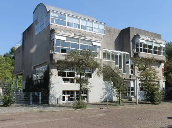Afbeelding uit: augustus 2019. Westgevel Willemsparkschool, aan het Albert Hahnplantsoen.