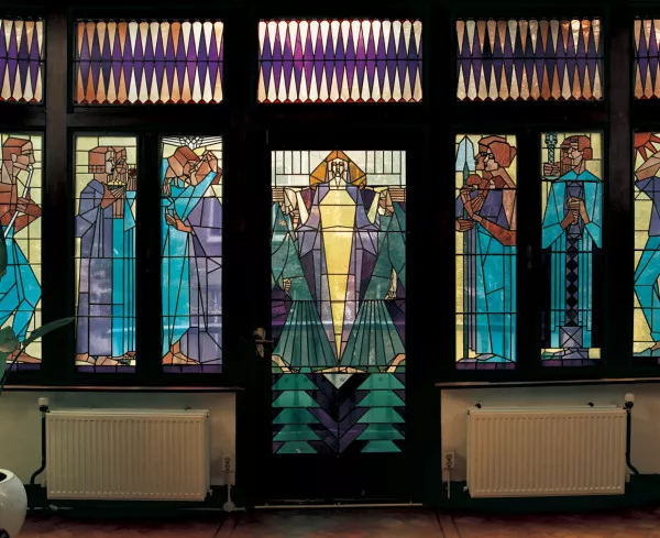 Afbeelding uit: onbekend. Glas-in-lood vensters in de uitbouw van de eetkamer. Bron: Rijksdienst voor het Cultureel Erfgoed, Amersfoort / d096-TB-05-06