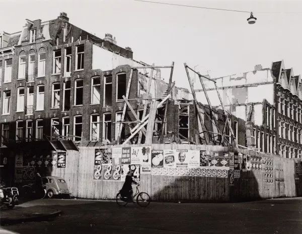 Afbeelding uit: maart 1959. Verkrotte panden op de hoek Nicolaas Beetsstraat - Van Lennepstraat.
Bron afbeelding: SAA, bestand 010122032205.