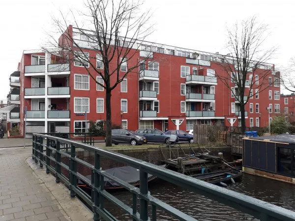 Afbeelding uit: februari 2020. Jacob van Lennepkade tussen Nicolaas Beetsstraat en Schoolmeesterstraat.