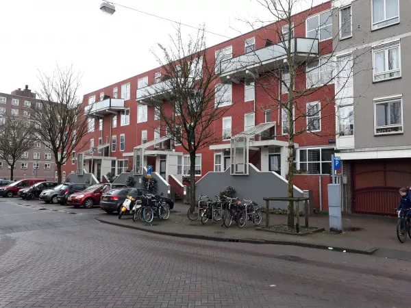 Afbeelding uit: februari 2020. Oostelijke blok, Ten Katestraat. Links is de Van Lennepkade.