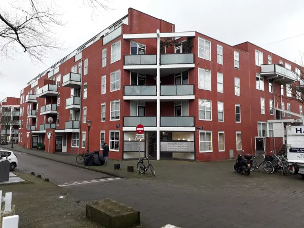Afbeelding uit: februari 2020. Hoek Jacob van Lennepkade (links) - Ten Katestraat.