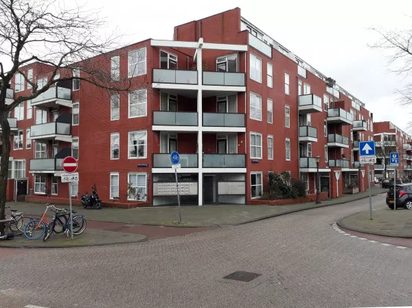 Afbeelding uit: februari 2020. Hoek Nicolaas Beetsstraat (links) - Jacob van Lennepkade.