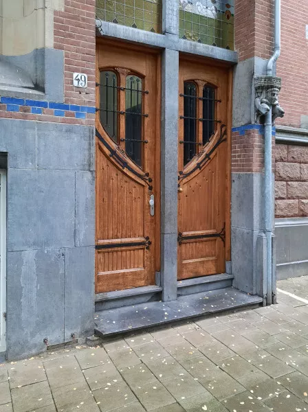 Afbeelding uit: oktober 2020. Het roestige rekje links van de deur is hoogstwaarschijnlijk een schoenschraper, in deze vorm uiterst zeldzaam in Amsterdam.