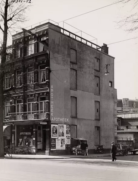 Afbeelding uit: 1932. De hoek in vroeger tijden. De dakopbouwen suggereren dat ooit torentjes het gebouw sierden.
Bron afbeelding: SAA, bestand 010009008736.