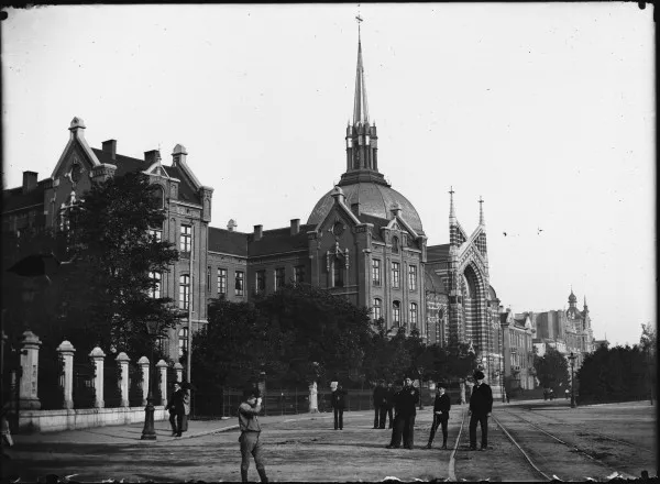 Afbeelding uit: 1891. Op de voorgrond het weeshuis van de hervormde diaconie (1882, architect A.N. Godefroy). Links het hek van het Vondelpark.
Bron afbeelding: SAA, bestand 10019A000658.