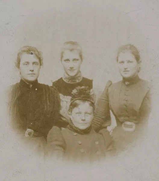 Afbeelding uit: circa 1875. Mevrouw Egas-De Jong en drie kinderen.