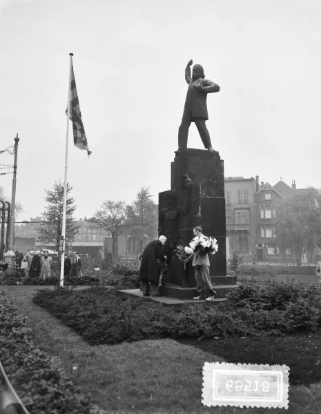 Afbeelding uit: november 1954. Kranslegging bij het monument op de 35ste sterfdag van Domela Nieuwenhuis.