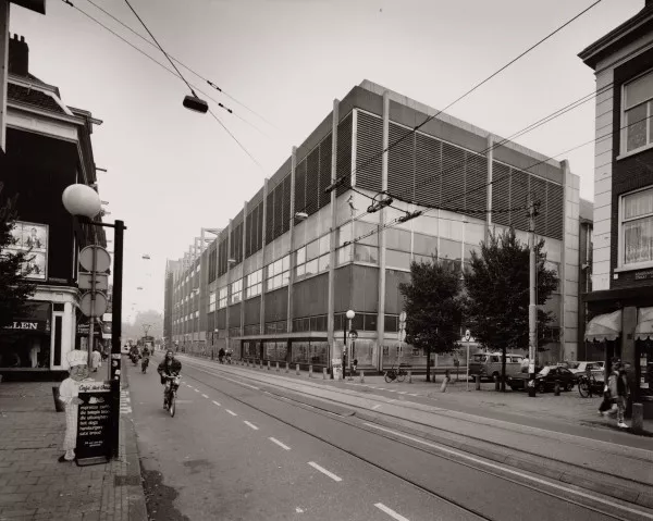 Afbeelding uit: november 1988. Op de hoek Ferdinand Bolstraat-Quellijnstraat stond vanaf 1964 de bottelarij, met op straatniveau de Heineken-galerij. Nu is daar het Marie Heinekenplein.
Bron afbeelding: SAA, bestand 010122031183.