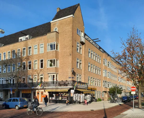 Afbeelding uit: november 2020. Hoek Waalstraat (links) - Rooseveltlaan.