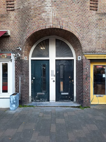 Afbeelding uit: november 2020. Een portiek aan de Rijnstraat.