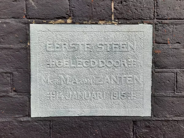 Afbeelding uit: november 2020. "Eerste steen gelegd door Mgr. M.A. van Zanten 14 januari 1915"
Van Zanten was op dat moment pastoor van de Willibrorduskerk.