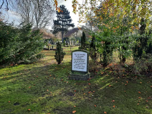 Afbeelding uit: november 2020. "Hier rust een deel van de resten van het Sint Pieterskerkshof, dat bij het begin van de Cruquiusweg gelegen was. Het kerkhof werd in 1864 gesloten."