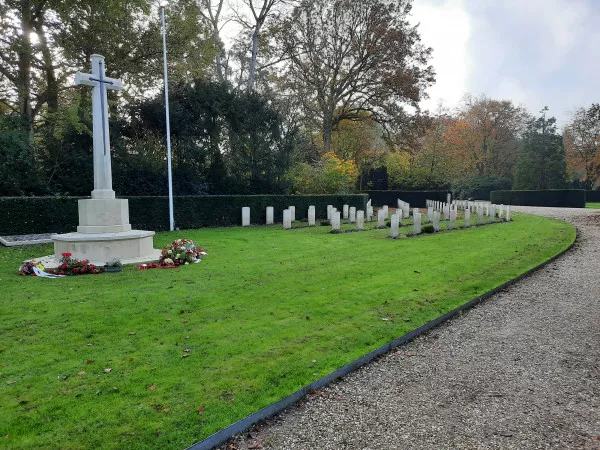 Afbeelding uit: november 2020. Een deel van de erebegraafplaats voor militairen die in de Tweede Wereldoorlog sneuvelden, met gedenkteken.