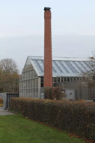 Afbeelding uit: november 2020. De schoorsteen bij de kas van de Stadskwekerij (1927) naast huis Frankendael werd bij de sloop/nieuwbouw van de kas tot restaurant (2000) herbouwd met vrijwel allemaal nieuwe bakstenen.